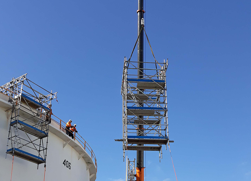 Customised drop scaffold from the kerb angle used on a 40 metre wide tank