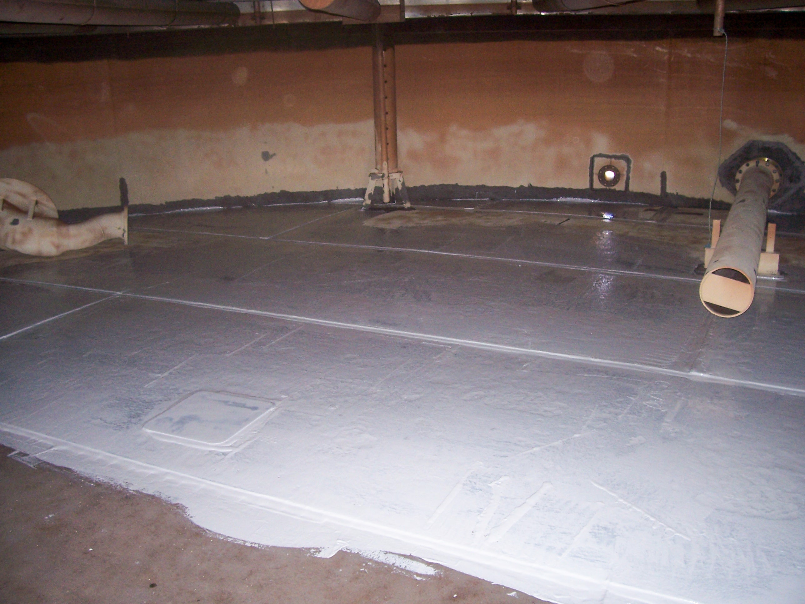 Internal tank floor with top side pitting